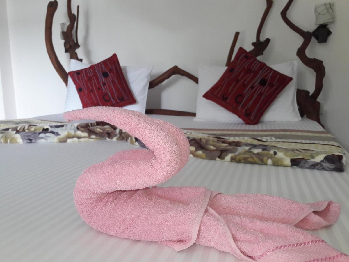 La Rochelle Bed & Breakfast Ella Bagian luar foto