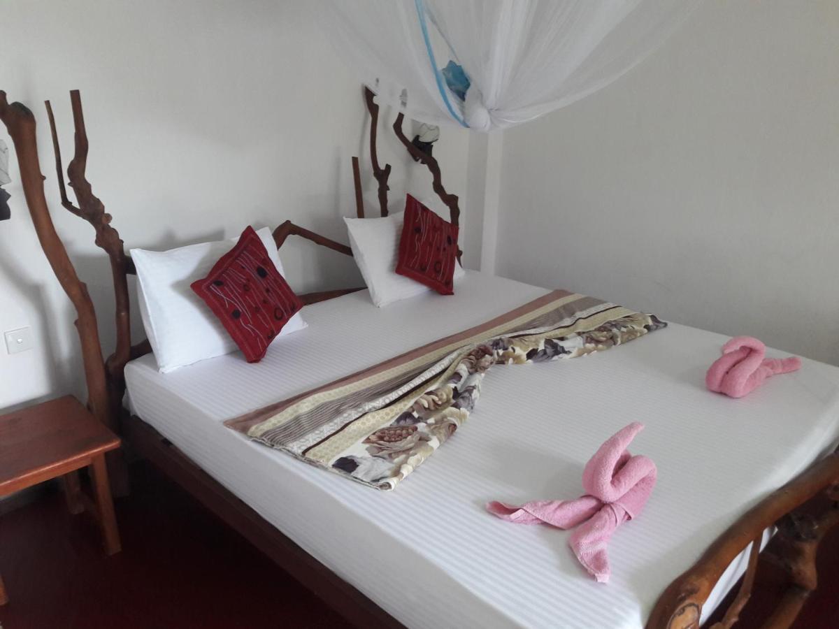 La Rochelle Bed & Breakfast Ella Bagian luar foto